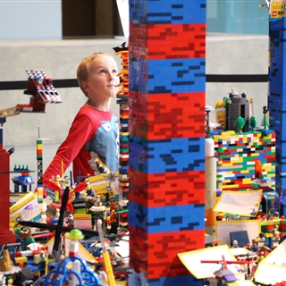 LEGO® Store Show - Galéria - Build The Change